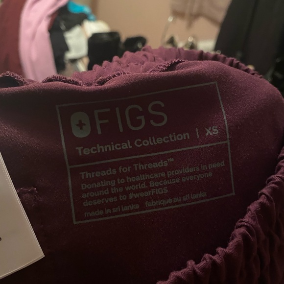 NWOT FIGS Plum/Burgundy Scrub Set XXS Top/XS Joggers - Picture 4 of 7